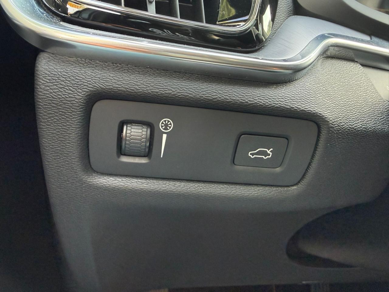 2019 Volvo S60 T6 AWD Momentum Photo