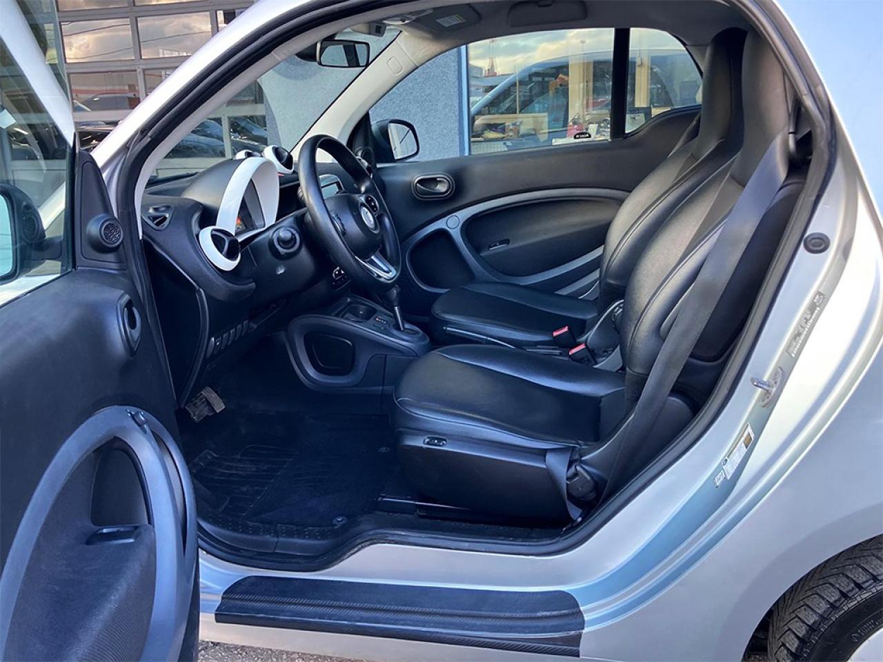 2016 Smart fortwo NAVIGATION | BLUETOOTH | LEATHER | HEATED SEATS Photo