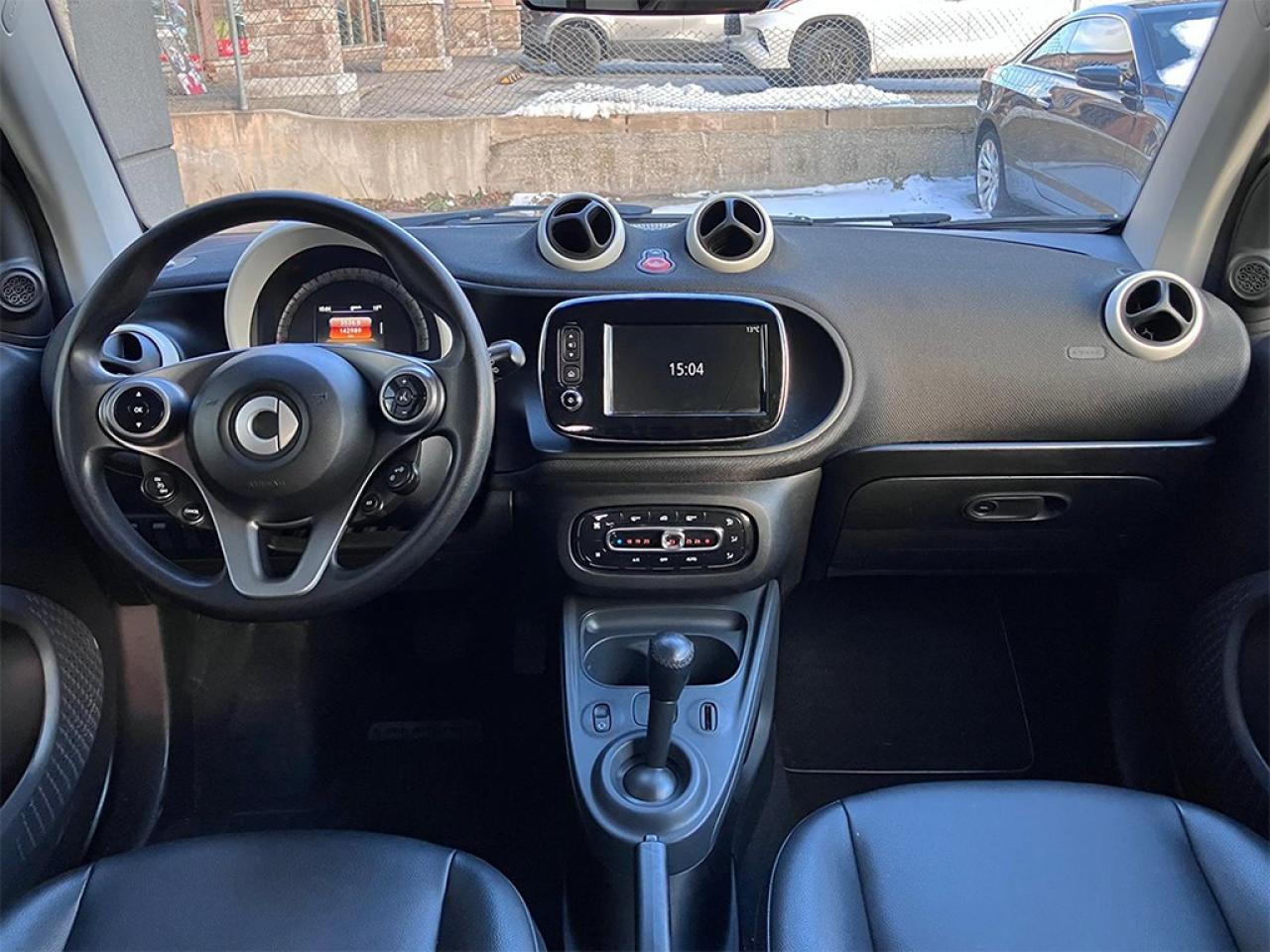 2016 Smart fortwo NAVIGATION | BLUETOOTH | LEATHER | HEATED SEATS Photo