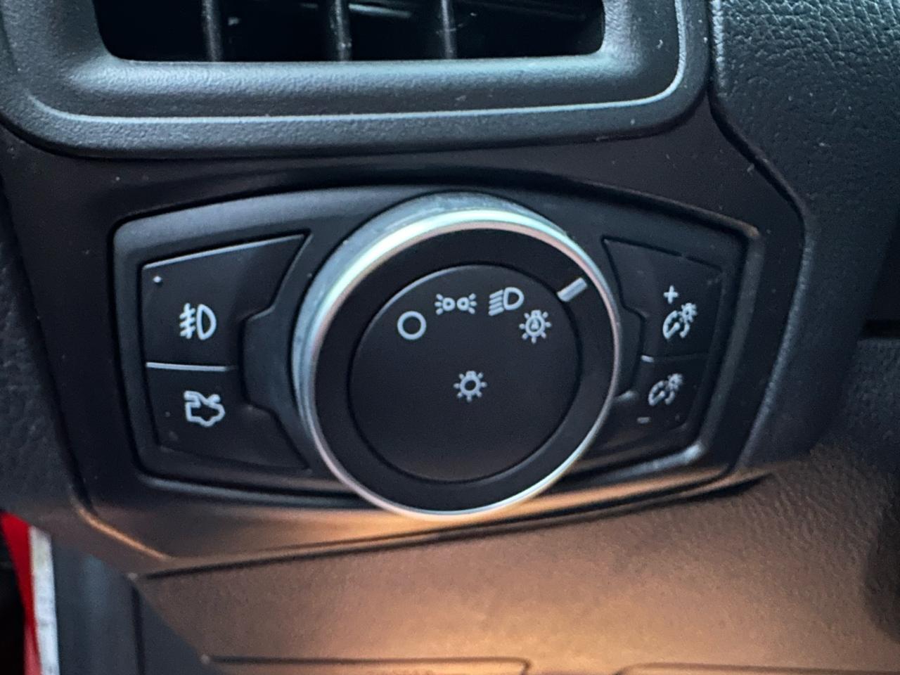 2015 Ford Focus SE Photo