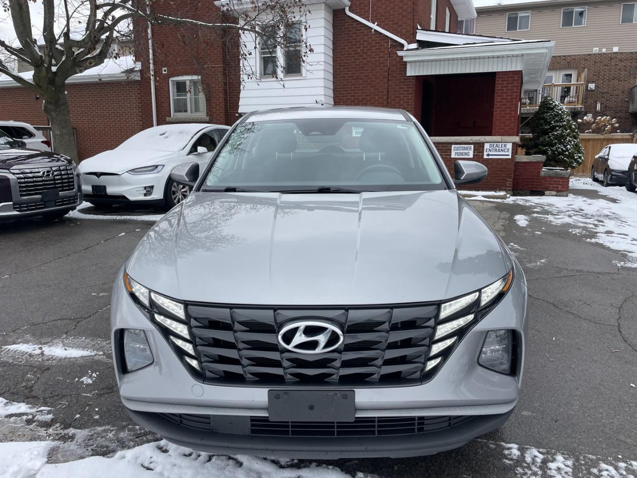 2023 Hyundai Tucson Essential AWD *One Owner / Clean Carfax - Photo #2