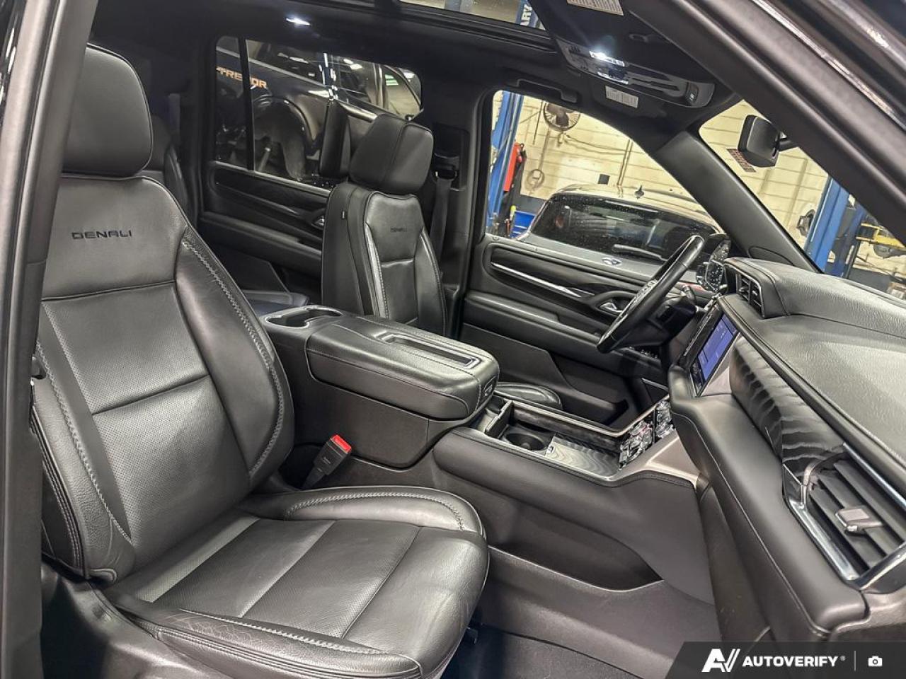 2021 GMC Yukon XL Denali PREM PKG | NO ACCIDENTS | 1 OWNER | REAR MEDIA SYS Photo