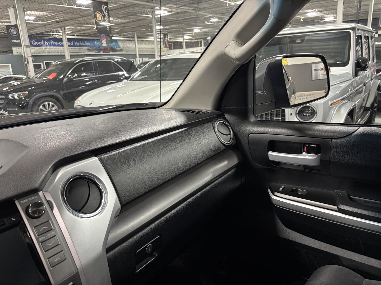 2016 Toyota Tundra SR5|4WD|CREWMAX|iFORCEV8|SUNROOF|BACKCAM|HEATSEATS - Photo #18