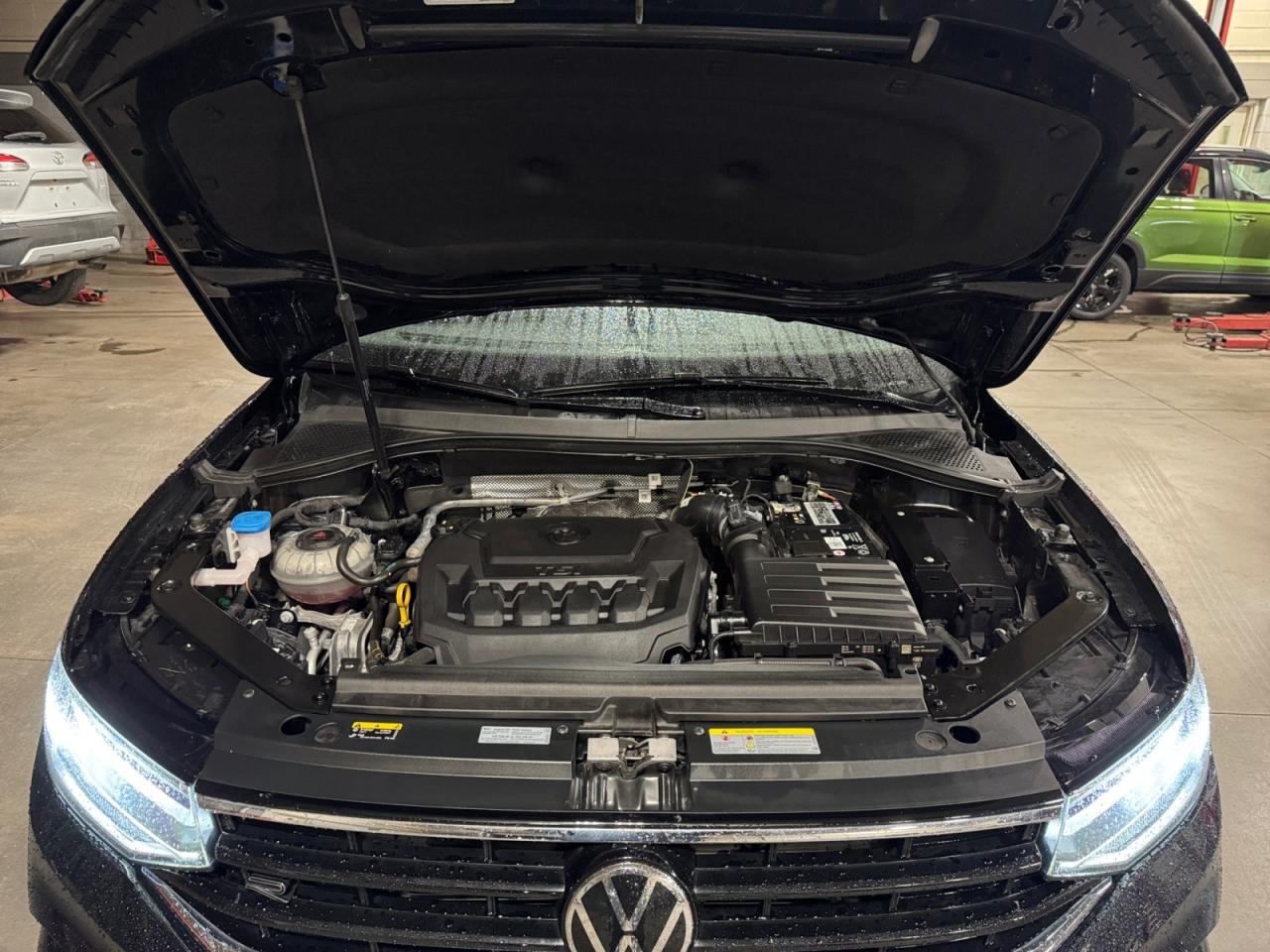 2023 Volkswagen Tiguan 2.0L R-Line Blk Ed! Great kms! Clean CarFax! Photo