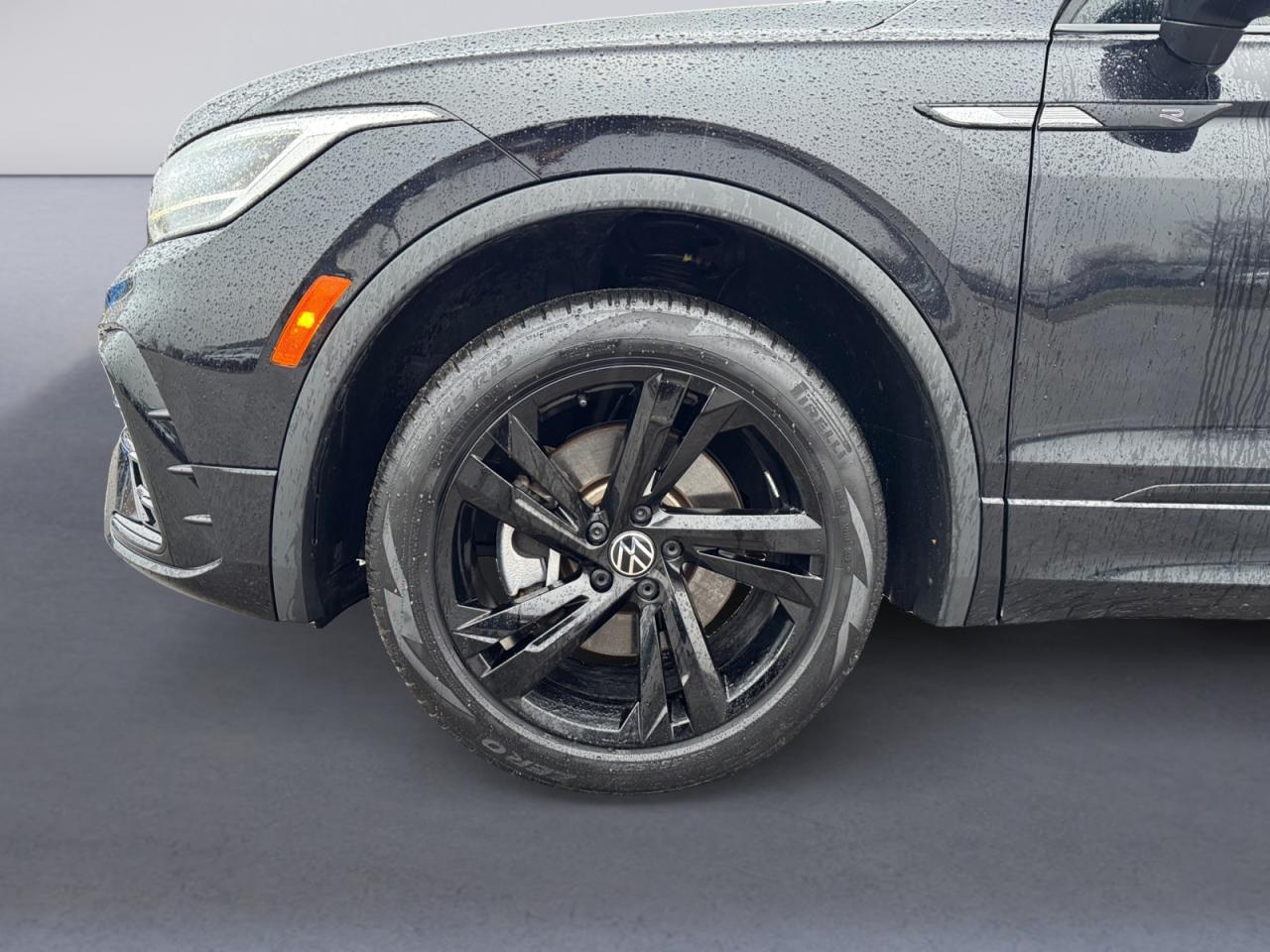 2023 Volkswagen Tiguan 2.0L R-Line Blk Ed! Great kms! Clean CarFax! Photo