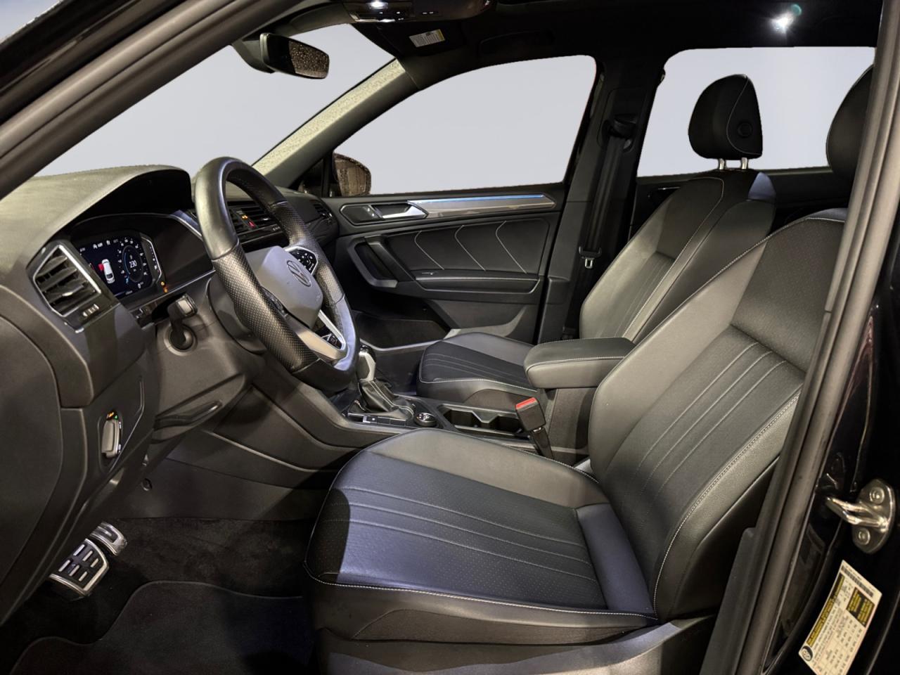 2023 Volkswagen Tiguan 2.0L R-Line Blk Ed! Great kms! Clean CarFax! Photo