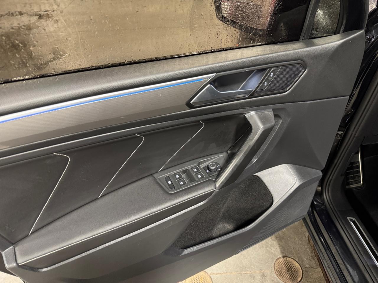 2023 Volkswagen Tiguan 2.0L R-Line Blk Ed! Great kms! Clean CarFax! Photo