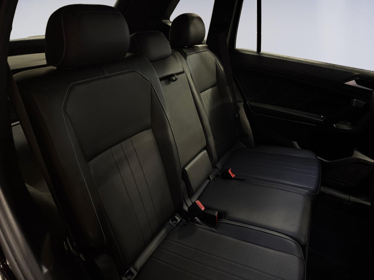 2023 Volkswagen Tiguan 2.0L R-Line Blk Ed! Great kms! Clean CarFax! Photo