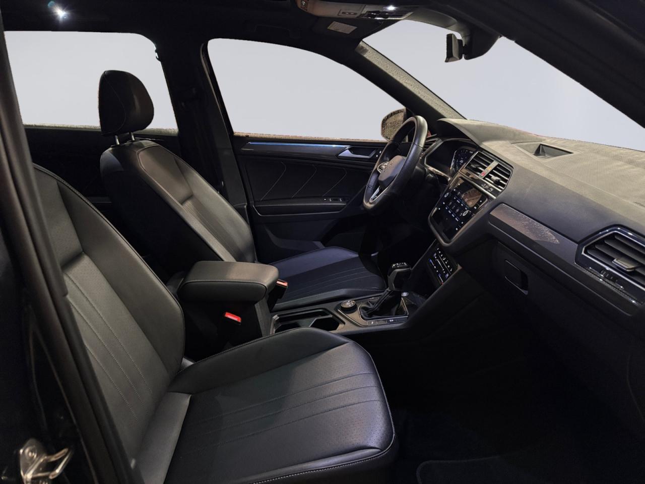 2023 Volkswagen Tiguan 2.0L R-Line Blk Ed! Great kms! Clean CarFax! Photo