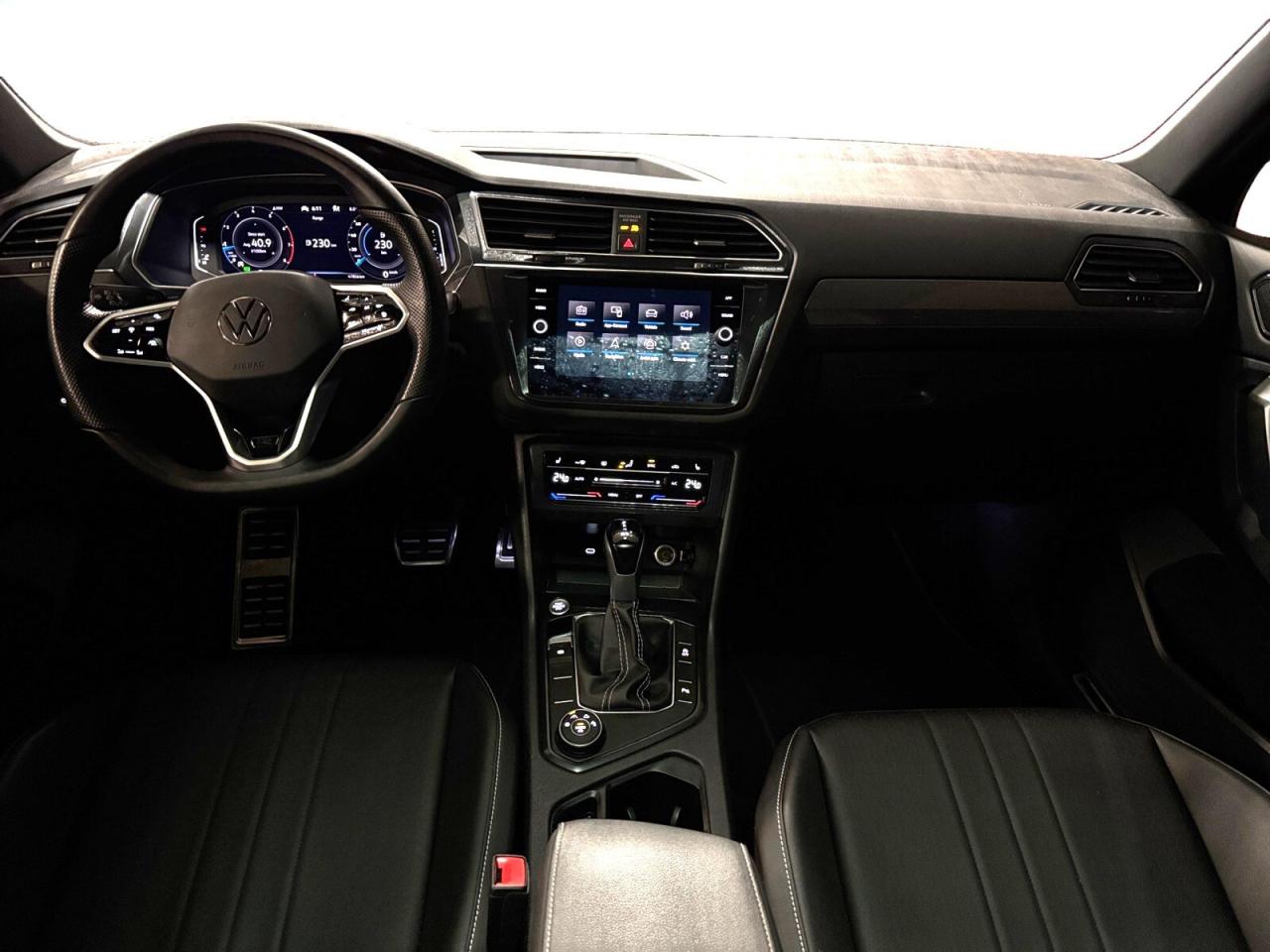 2023 Volkswagen Tiguan 2.0L R-Line Blk Ed! Great kms! Clean CarFax! Photo