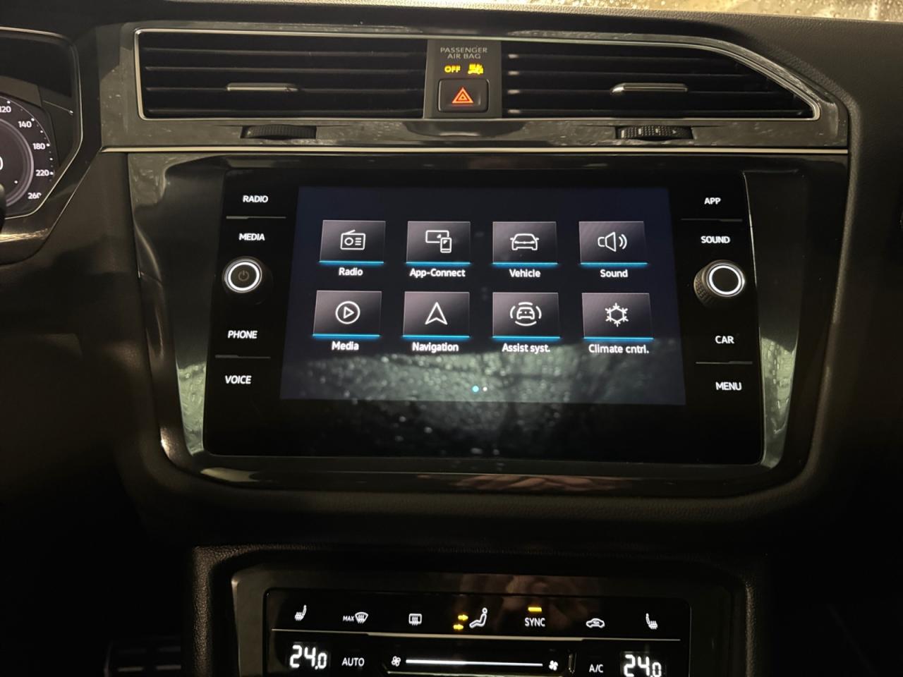 2023 Volkswagen Tiguan 2.0L R-Line Blk Ed! Great kms! Clean CarFax! Photo