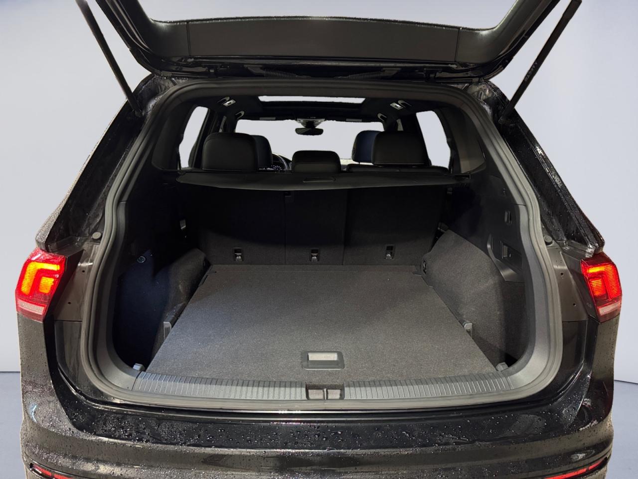 2023 Volkswagen Tiguan 2.0L R-Line Blk Ed! Great kms! Clean CarFax! Photo