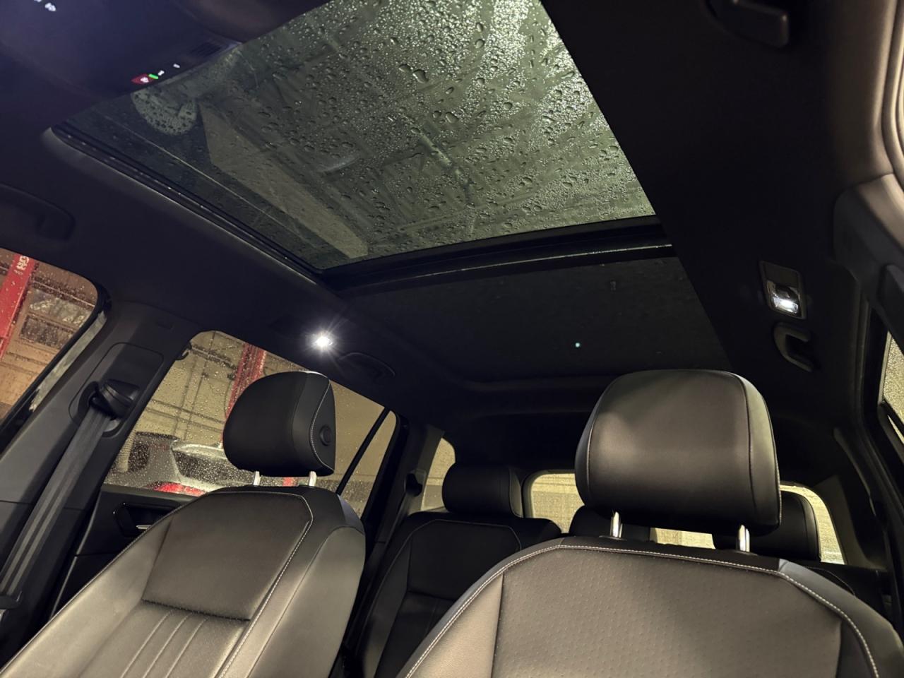 2023 Volkswagen Tiguan 2.0L R-Line Blk Ed! Great kms! Clean CarFax! Photo