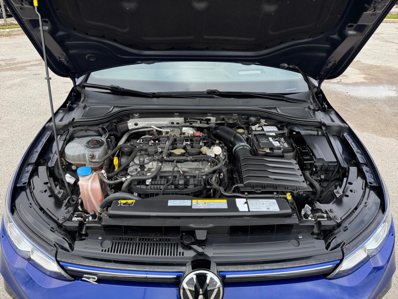 2024 Volkswagen Golf R 2.0L Carbon Décor Pkg! Great kms! Arrive in Style! Photo