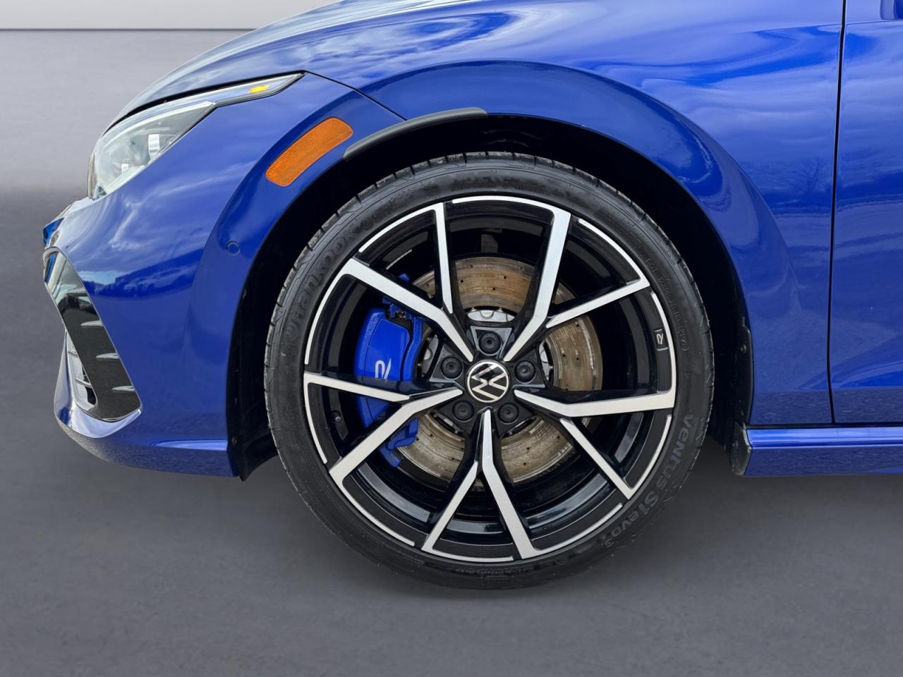 2024 Volkswagen Golf R 2.0L Carbon Décor Pkg! Great kms! Arrive in Style! Photo