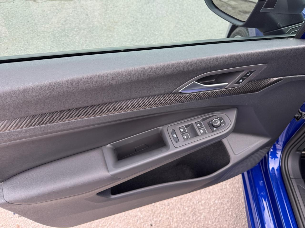 2024 Volkswagen Golf R 2.0L Carbon Décor Pkg! Great kms! Arrive in Style! Photo