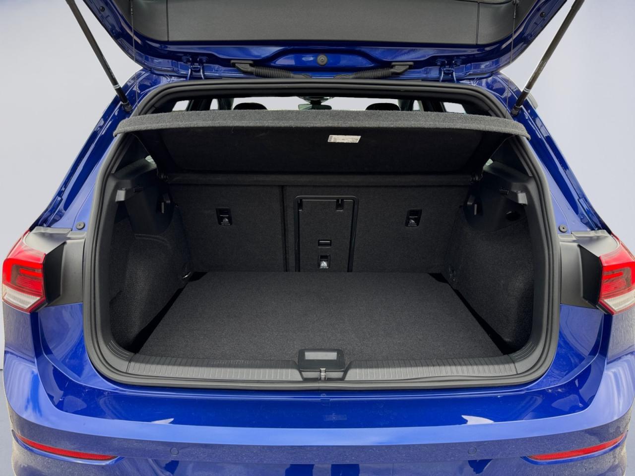 2024 Volkswagen Golf R 2.0L Carbon Décor Pkg! Great kms! Arrive in Style! Photo