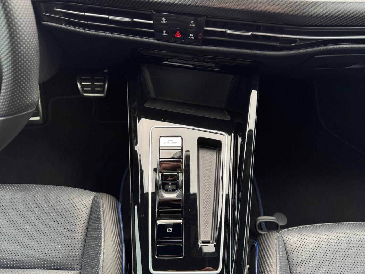 2024 Volkswagen Golf R 2.0L Carbon Décor Pkg! Great kms! Arrive in Style! Photo