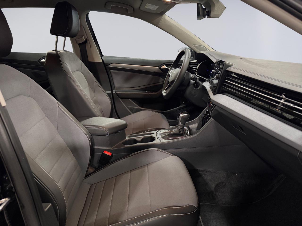 2025 Volkswagen Jetta 1.5L Comfortline! Why Buy New? Very Low kms! Photo