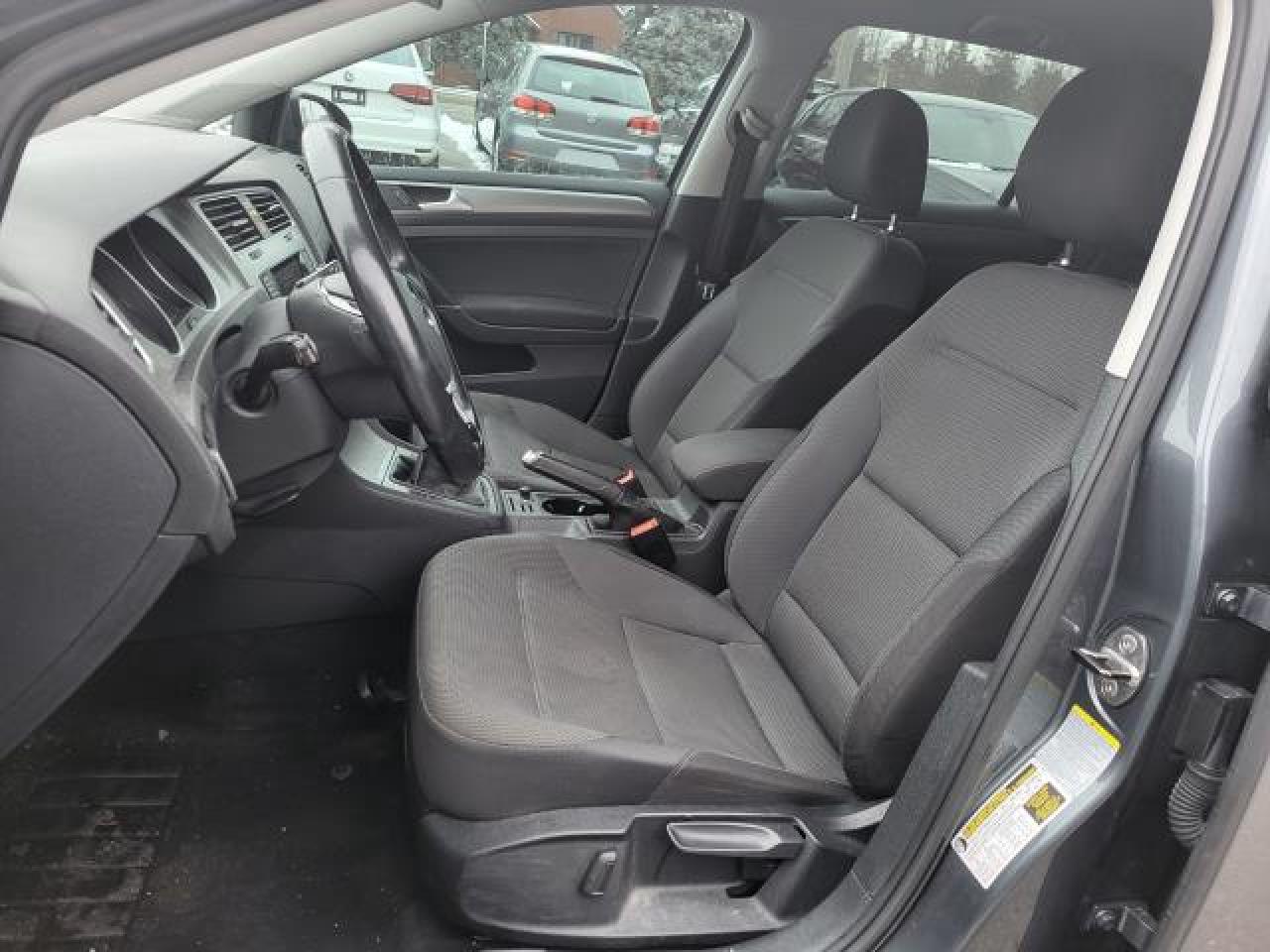 2015 Volkswagen Golf TRENDLINE Photo