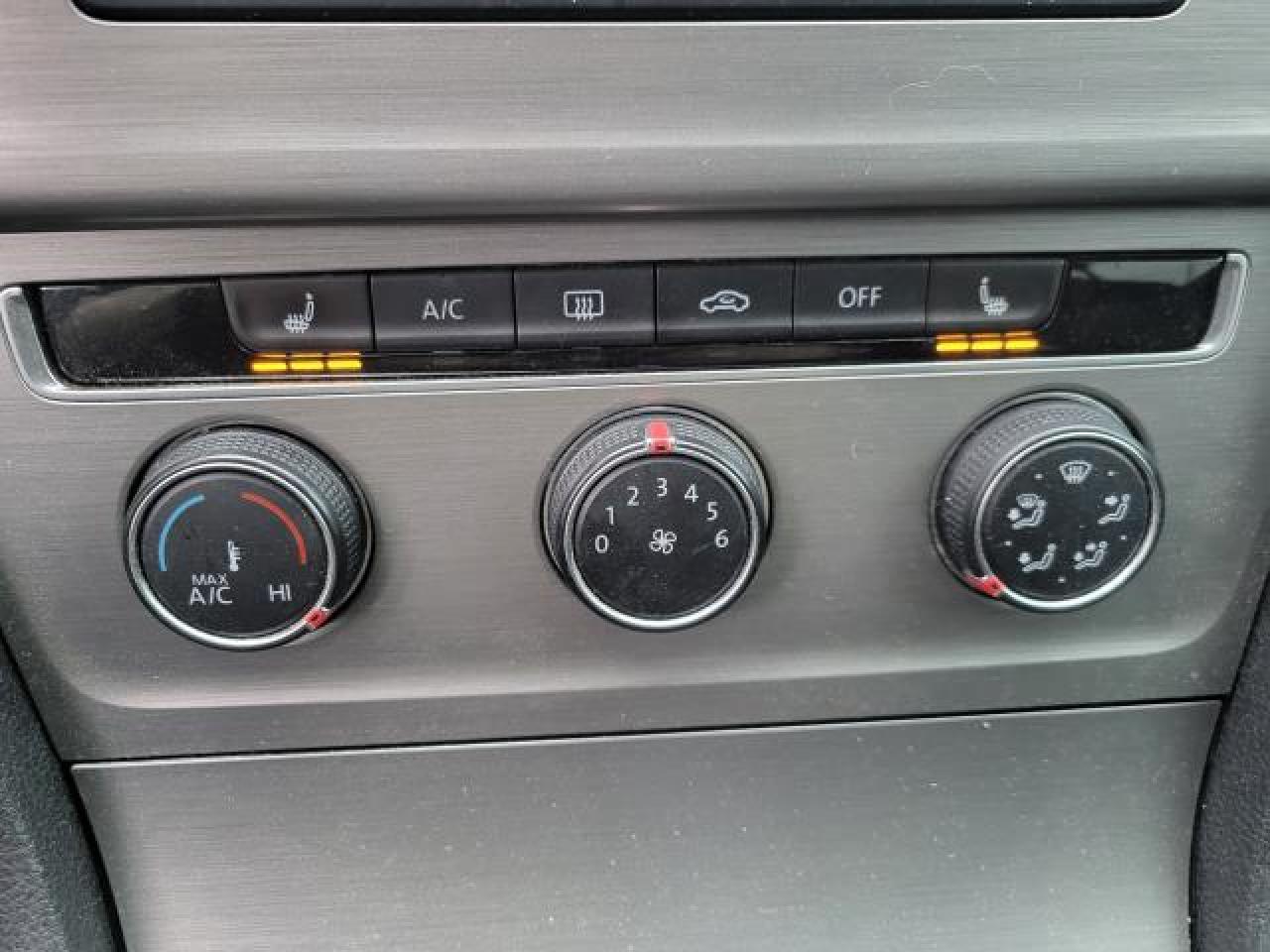 2015 Volkswagen Golf TRENDLINE Photo