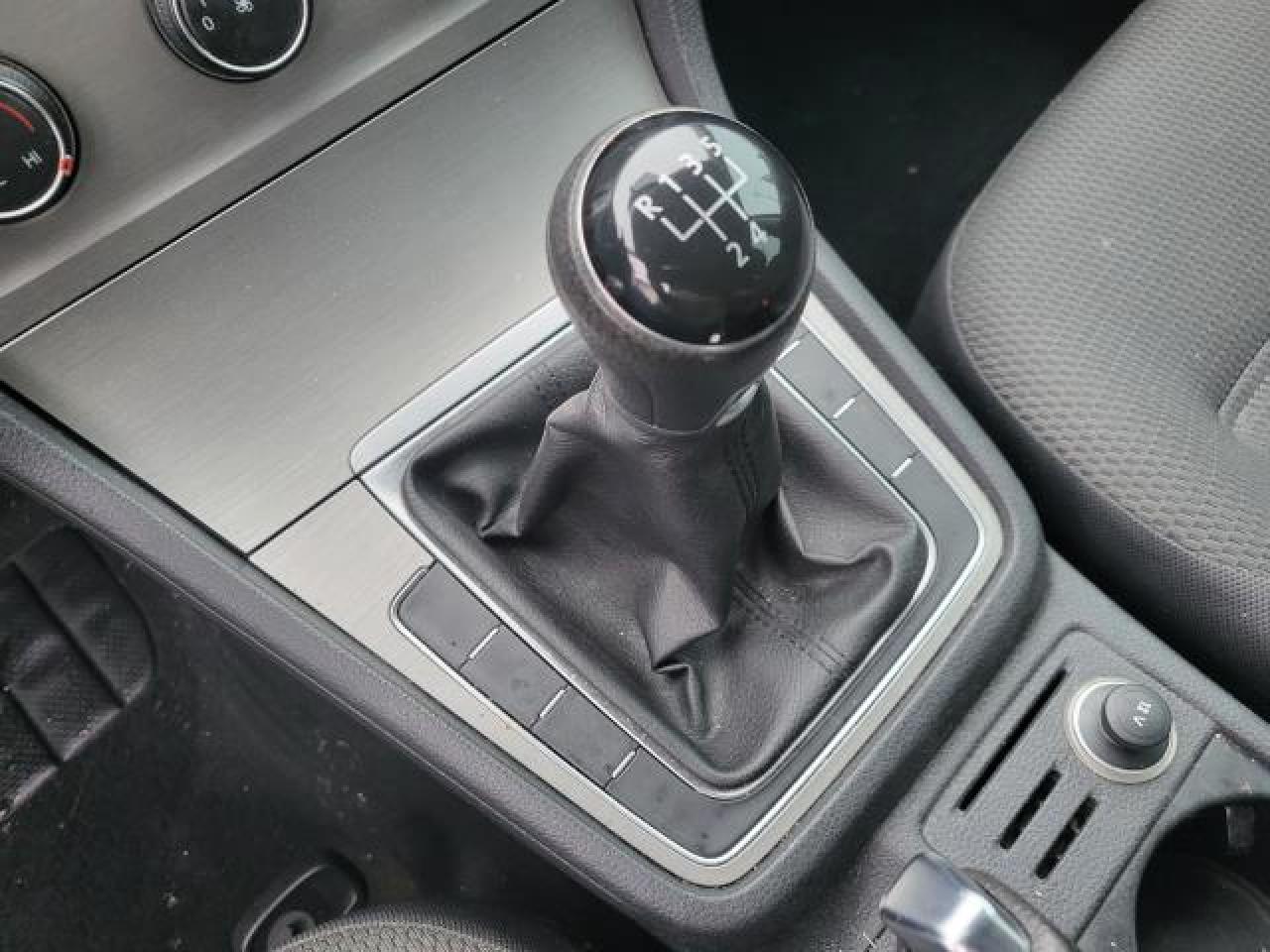 2015 Volkswagen Golf TRENDLINE Photo11