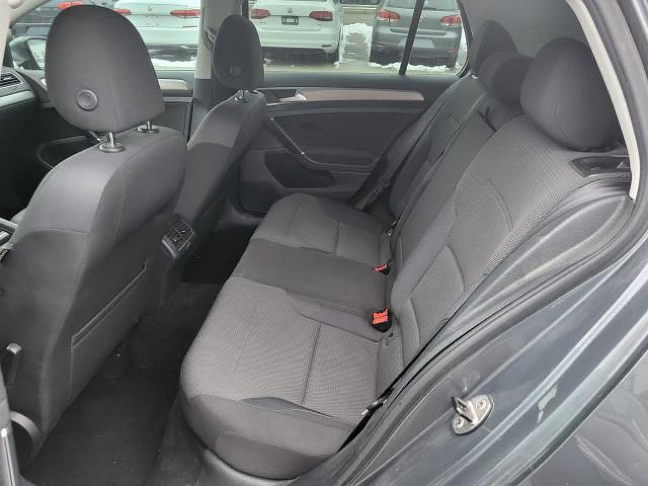 2015 Volkswagen Golf TRENDLINE Photo33