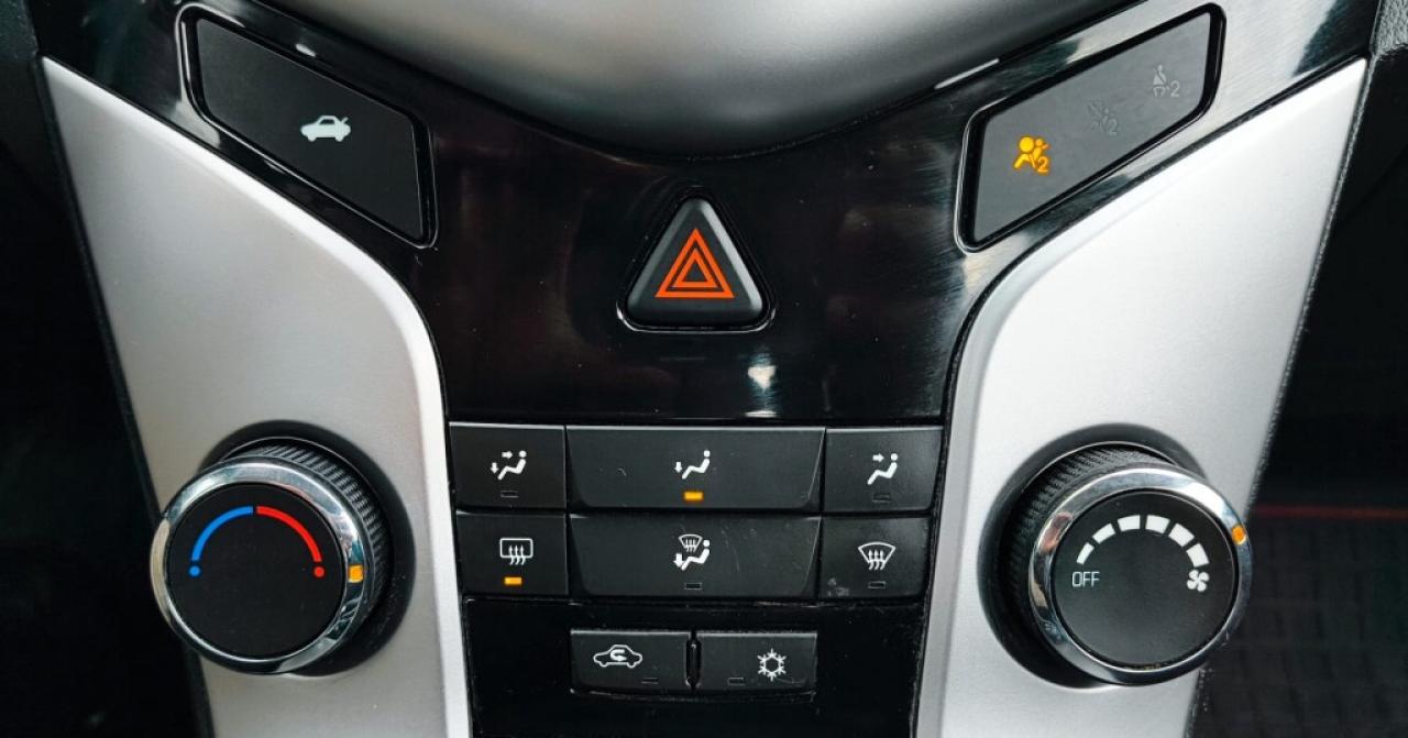 2015 Chevrolet Cruze 4dr Sedan 1LT Photo