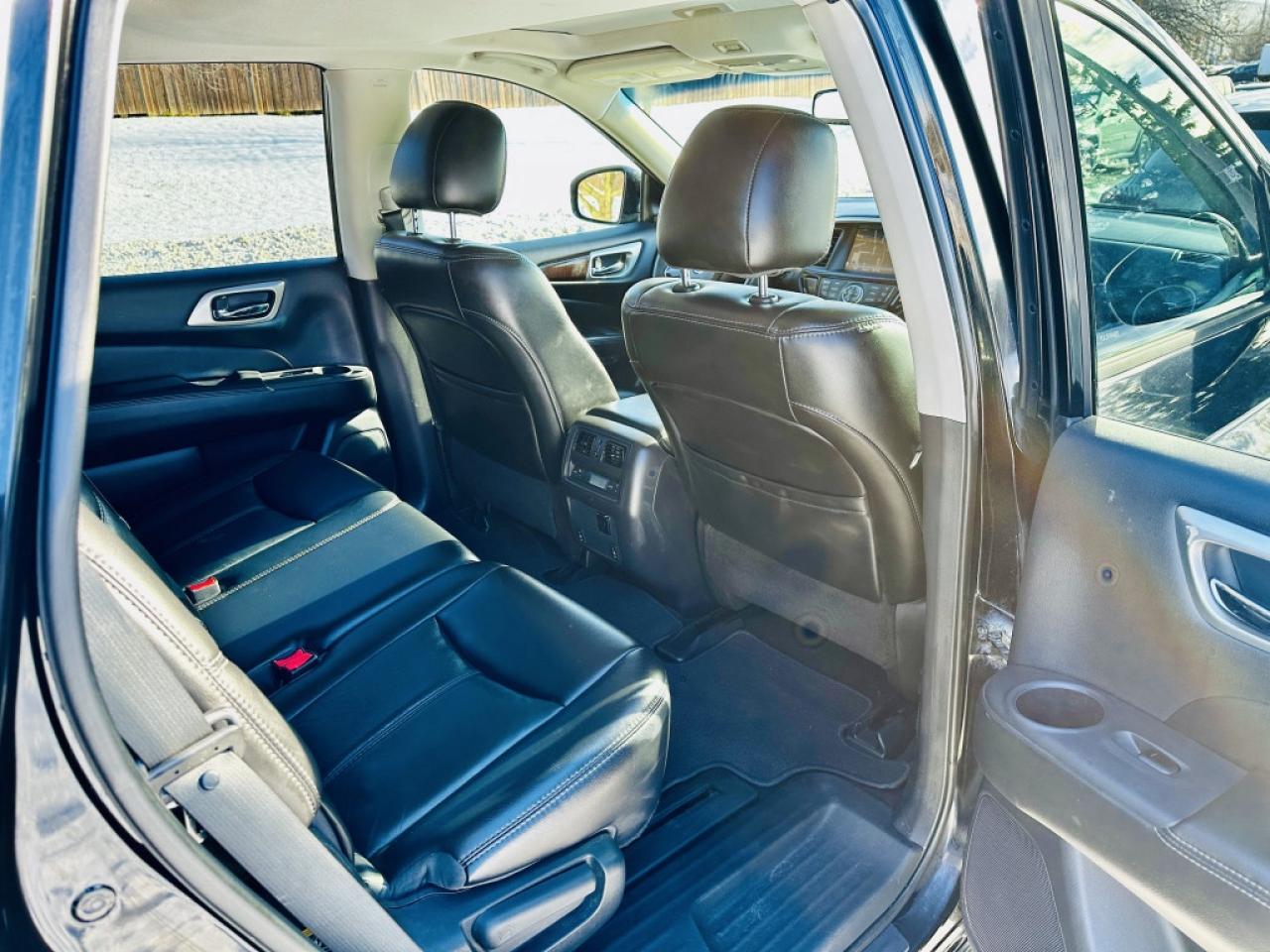 2016 Nissan Pathfinder SL Photo