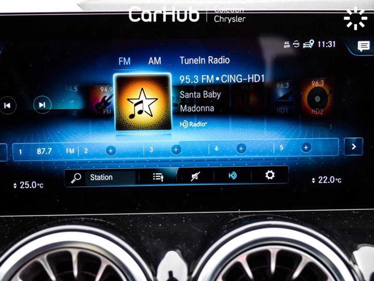 2022 Mercedes-Benz G-Class GLB 250 4MATIC Pano sunroof Heated front Seats Photo