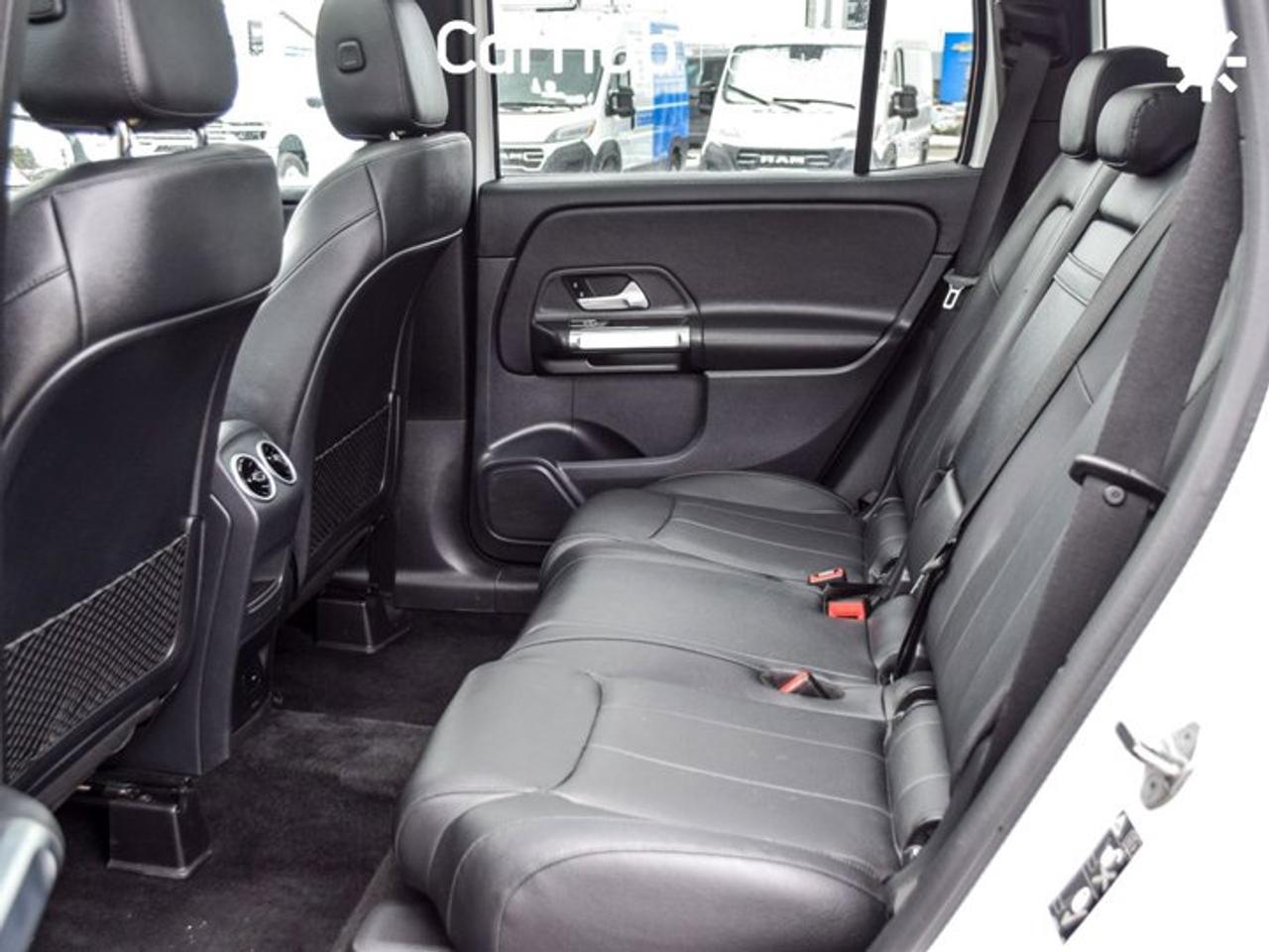 2022 Mercedes-Benz G-Class GLB 250 4MATIC Pano sunroof Heated front Seats Photo