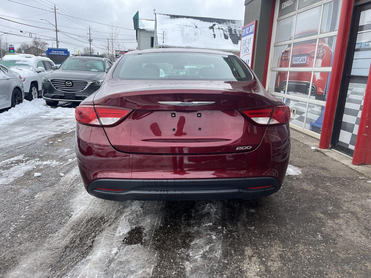 2016 Chrysler 200 LX Photo4