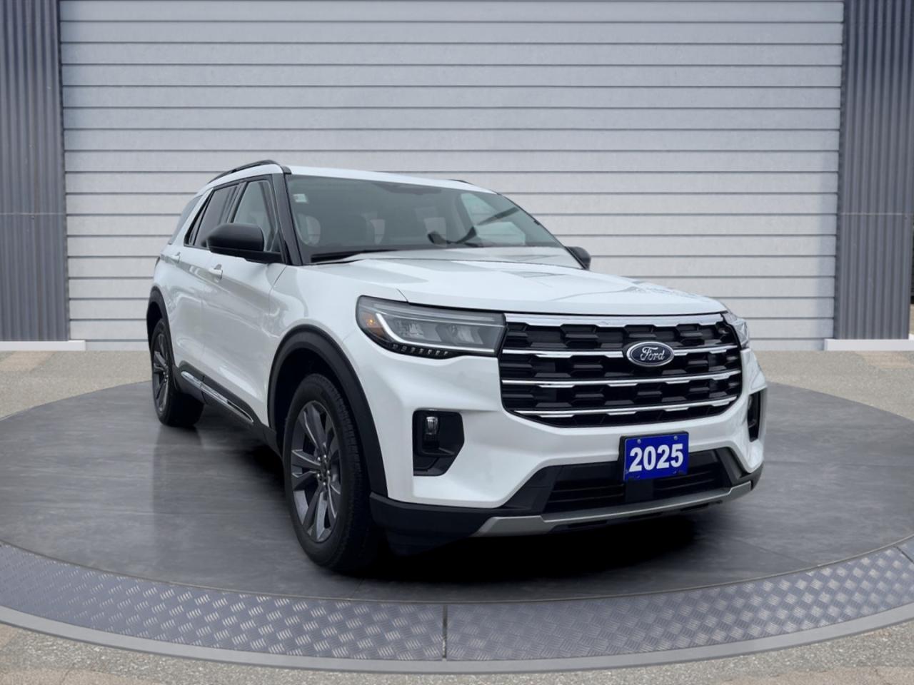 2025 Ford Explorer Active Photo2