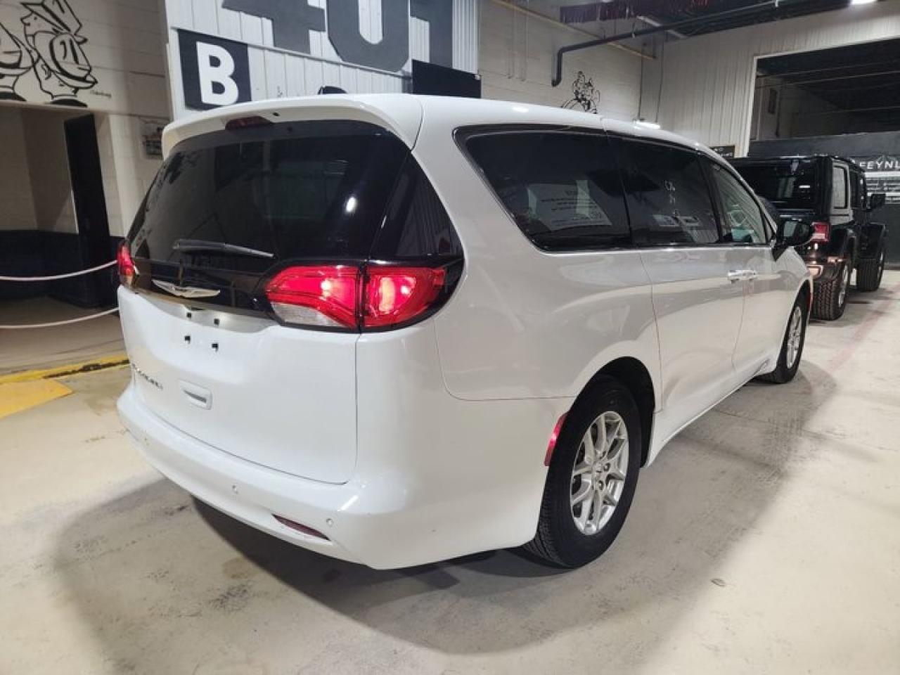 2024 Dodge Grand Caravan SXT | NAV | Heated Seats + Steering | Power Sliding Doors | BSM | Carplay & Android Auto Photo3