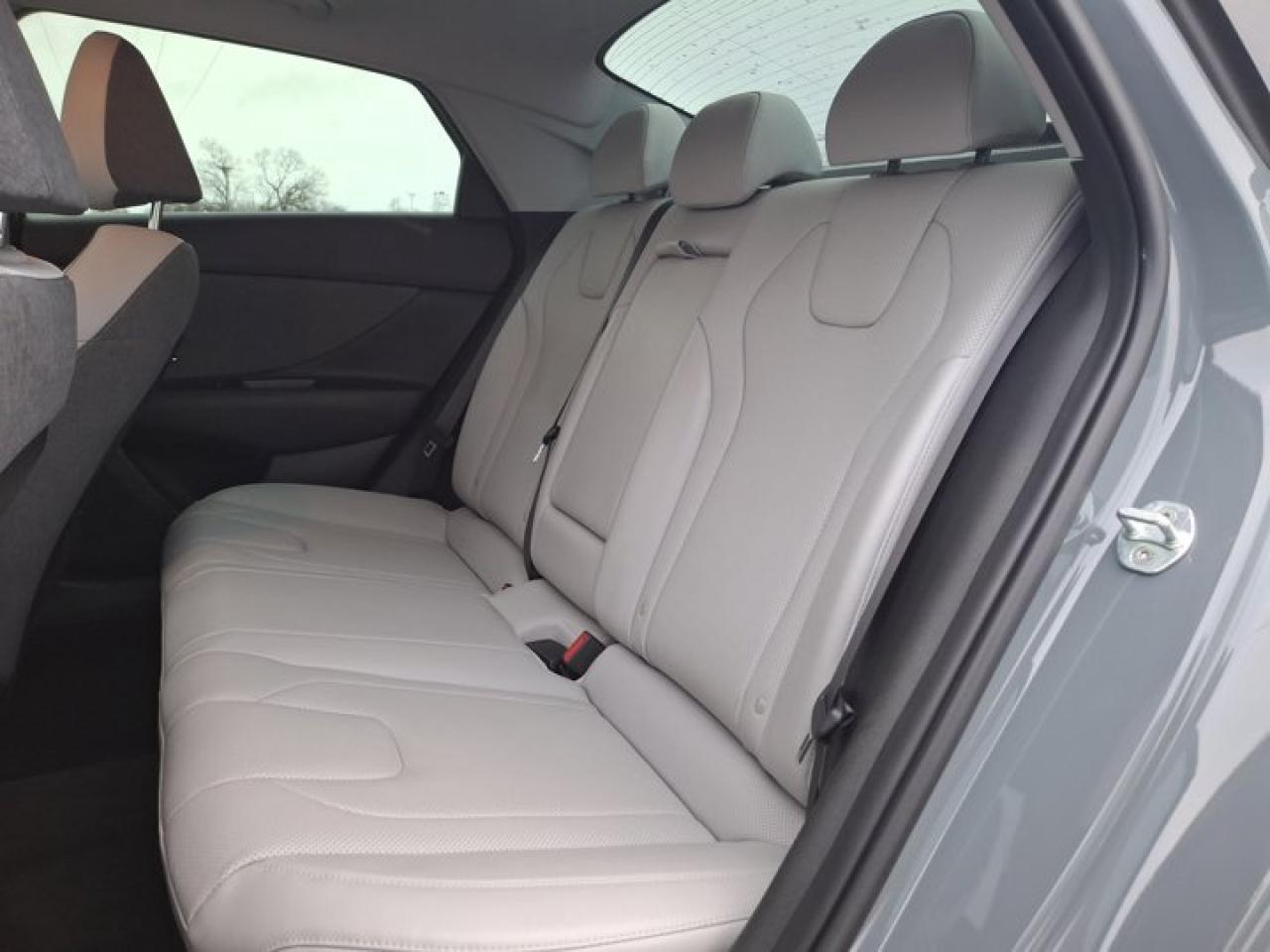 2022 Hyundai Elantra Ultimate | Leather | Sunroof | Heated Wheel + Seats | Rear Camera | CarPlay + Android | and More ! Photo