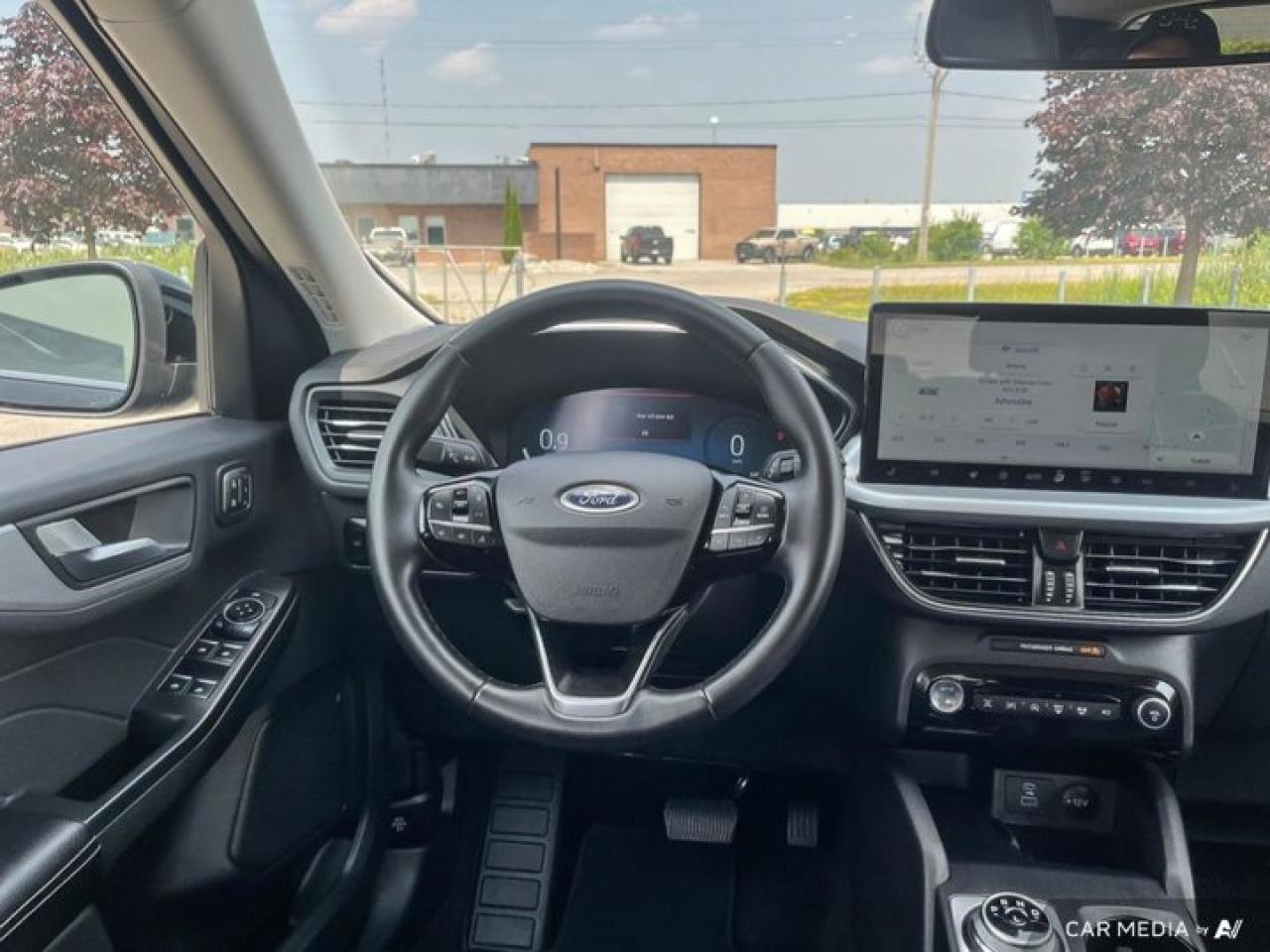 2023 Ford Escape Platinum AWD | Leather | Heated Seats | Nav | 360 Cam | Apple Carplay | Safety Tech | and More ! Photo2