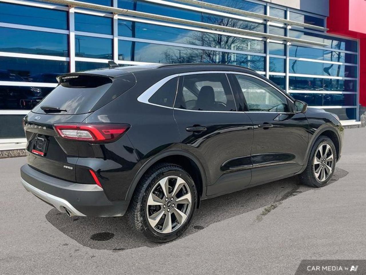 2023 Ford Escape Platinum AWD | Leather | Heated Seats | Nav | 360 Cam | Apple Carplay | Safety Tech | and More ! Photo3