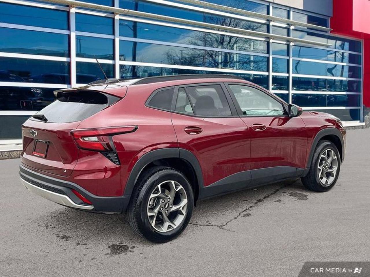 2024 Chevrolet Trax LT | Apple Carplay | Moonroof | Safety Tech | Efficient | Heated Seats + Steering | and More ! Photo