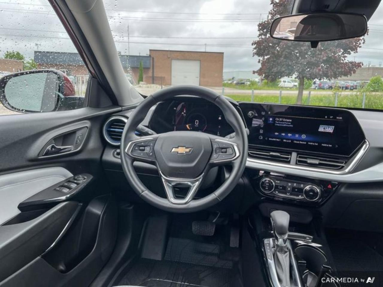 2024 Chevrolet Trax LT | Apple Carplay | Moonroof | Safety Tech | Efficient | Heated Seats + Steering | and More ! Photo