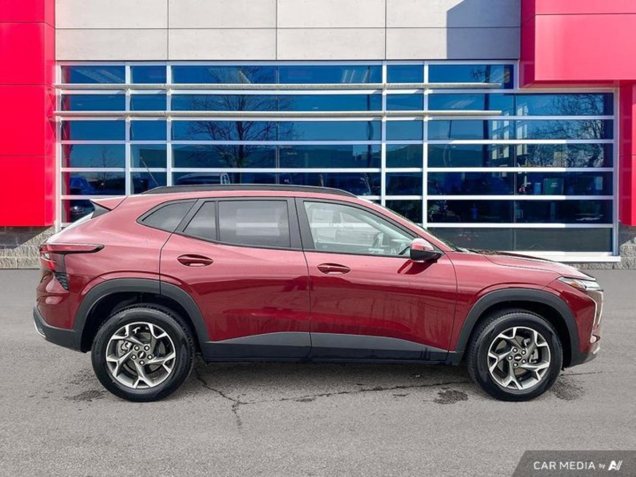 2024 Chevrolet Trax LT | Apple Carplay | Moonroof | Safety Tech | Efficient | Heated Seats + Steering | and More ! Photo