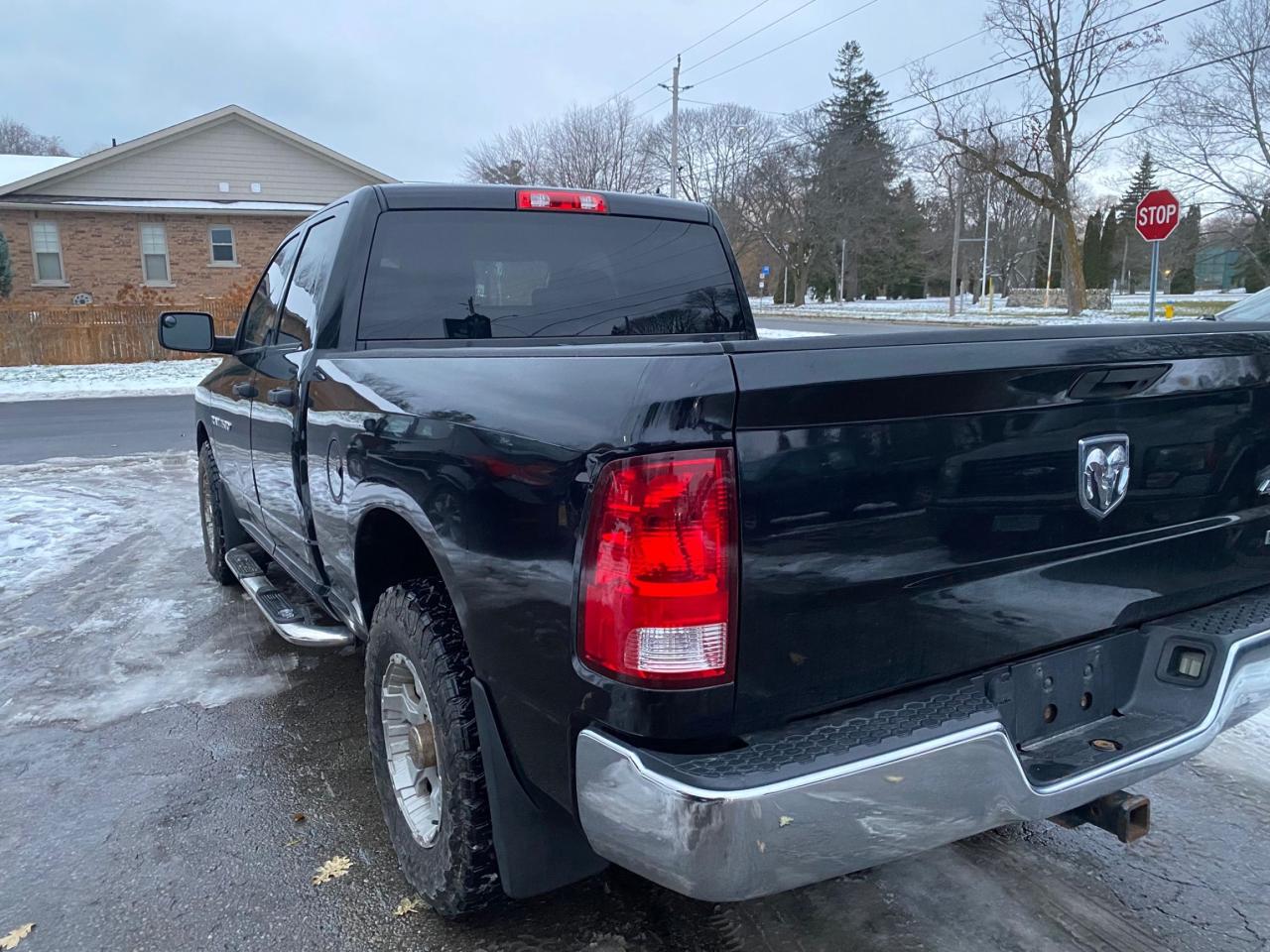 2012 RAM 1500 4WD QUAD CAB 140.5" ST Photo4