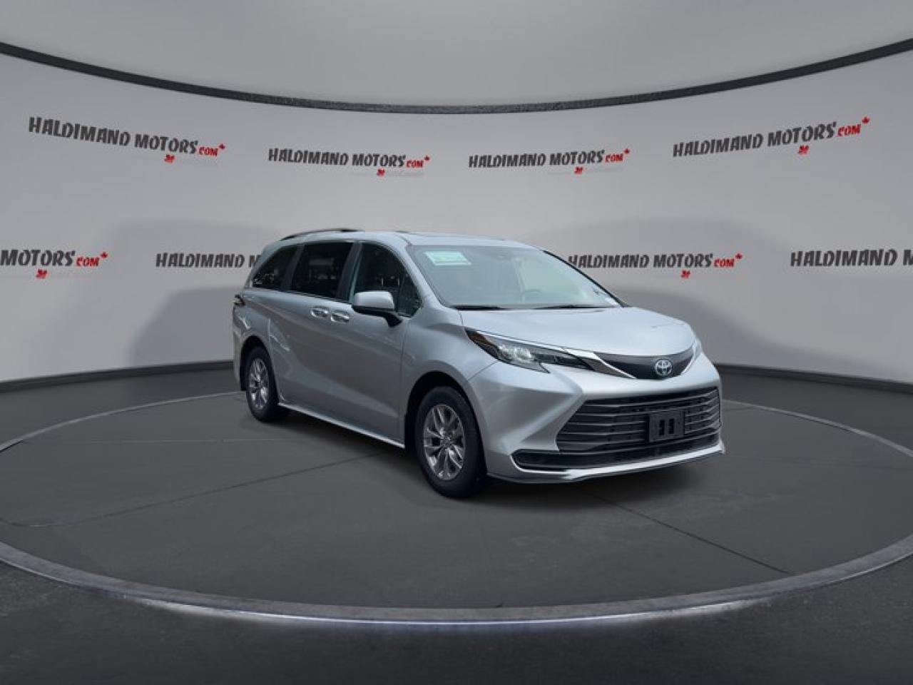 2025 Toyota Sienna XLE | Sunroof | Heated Seats | Leather Seats Photo