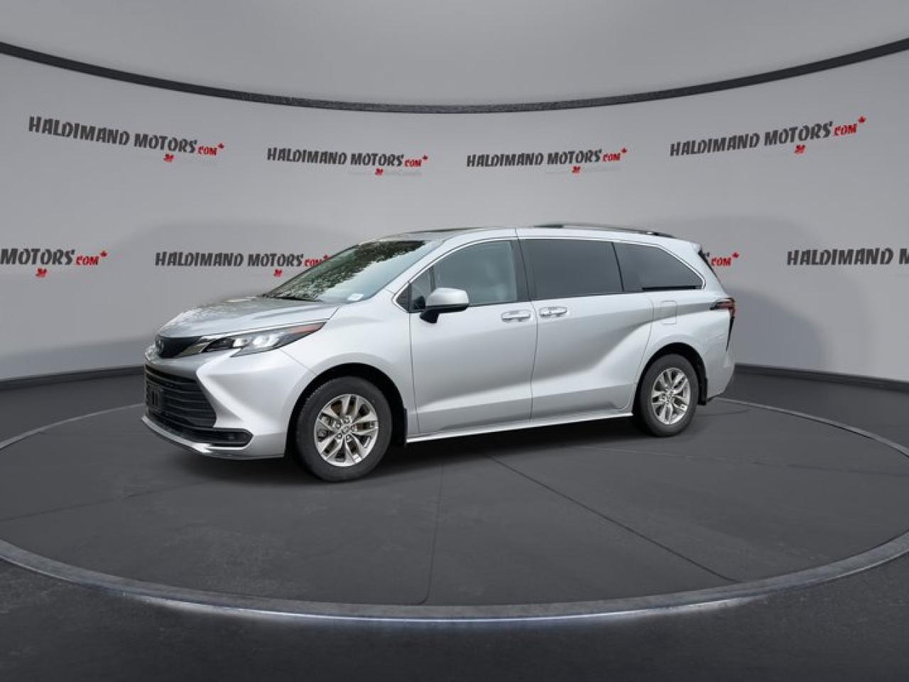 2025 Toyota Sienna XLE | Sunroof | Heated Seats | Leather Seats Photo