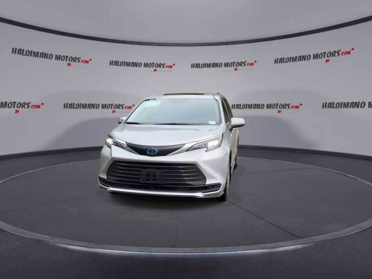 2025 Toyota Sienna XLE | Sunroof | Heated Seats | Leather Seats Photo