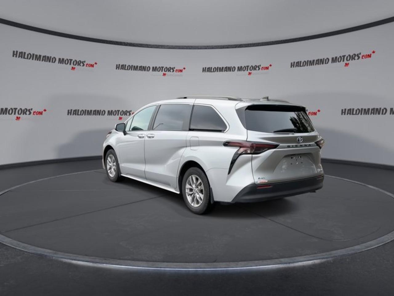 2025 Toyota Sienna XLE | Sunroof | Heated Seats | Leather Seats Photo