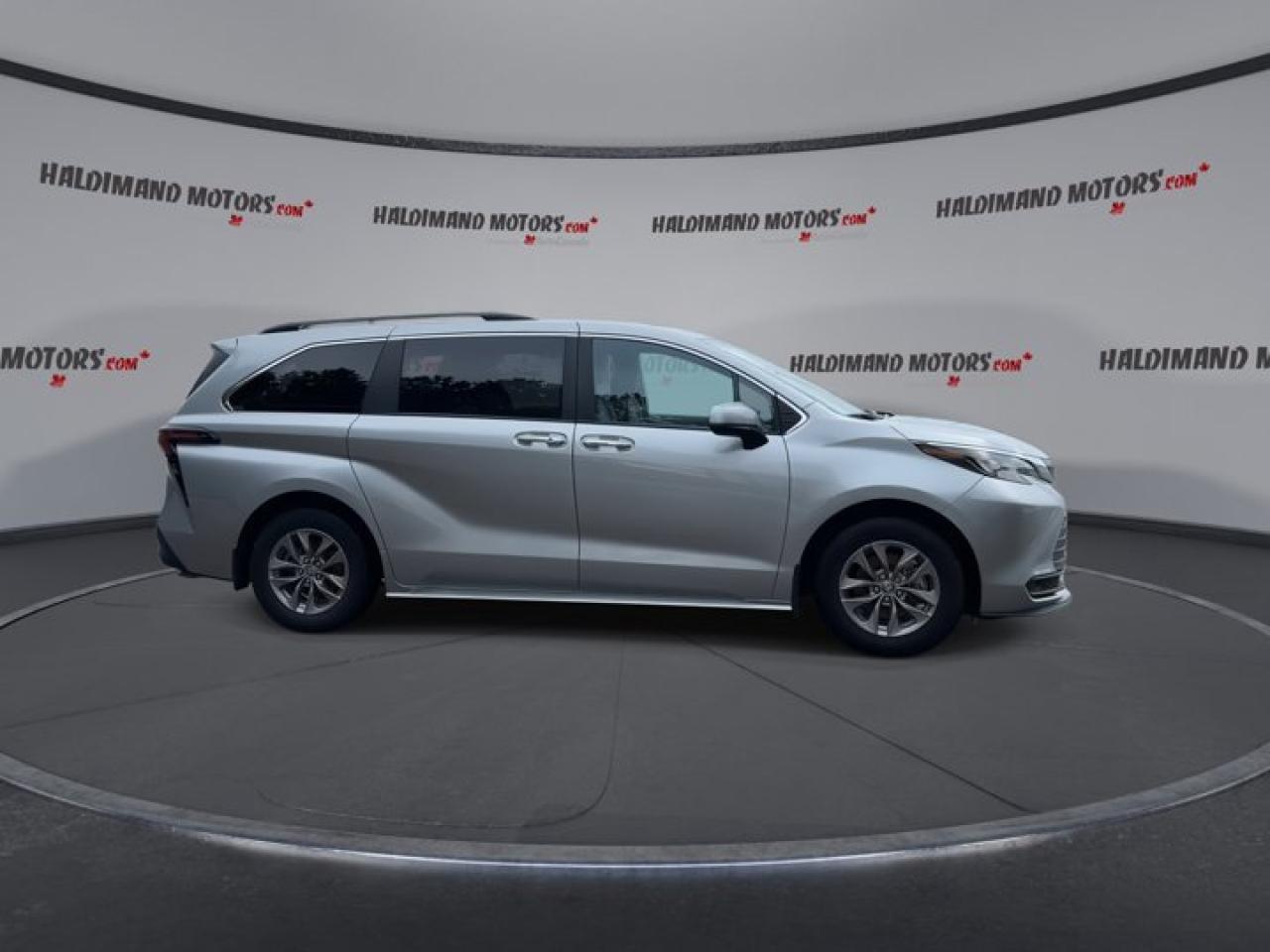 2025 Toyota Sienna XLE | Sunroof | Heated Seats | Leather Seats Photo