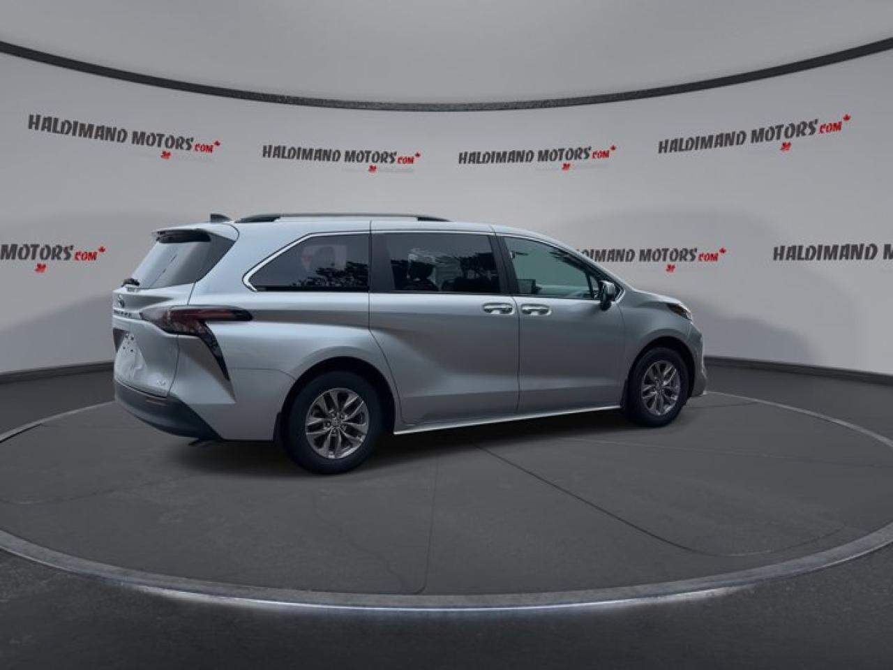 2025 Toyota Sienna XLE | Sunroof | Heated Seats | Leather Seats Photo