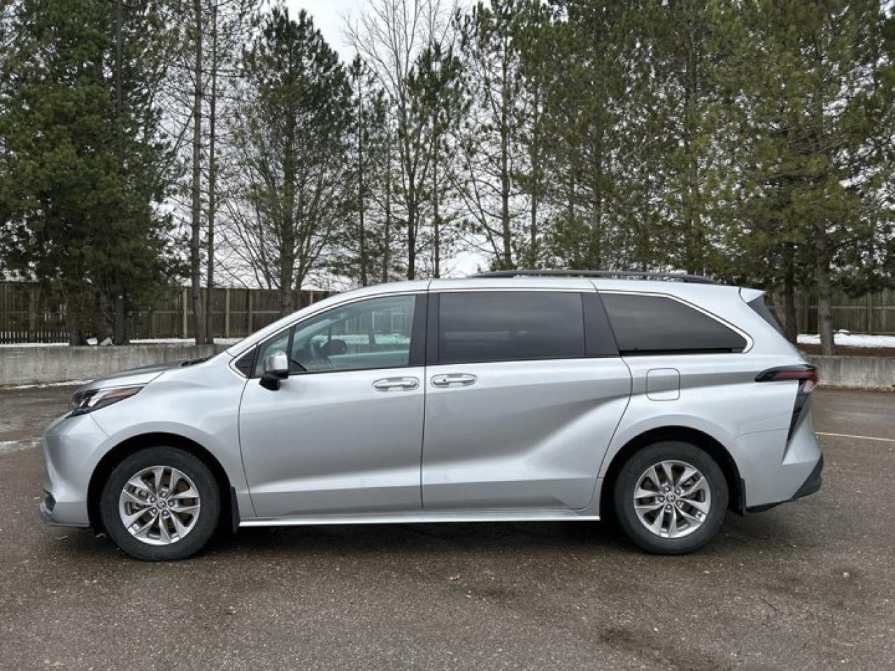 2025 Toyota Sienna XLE | Sunroof | Heated Seats | Leather Seats Photo
