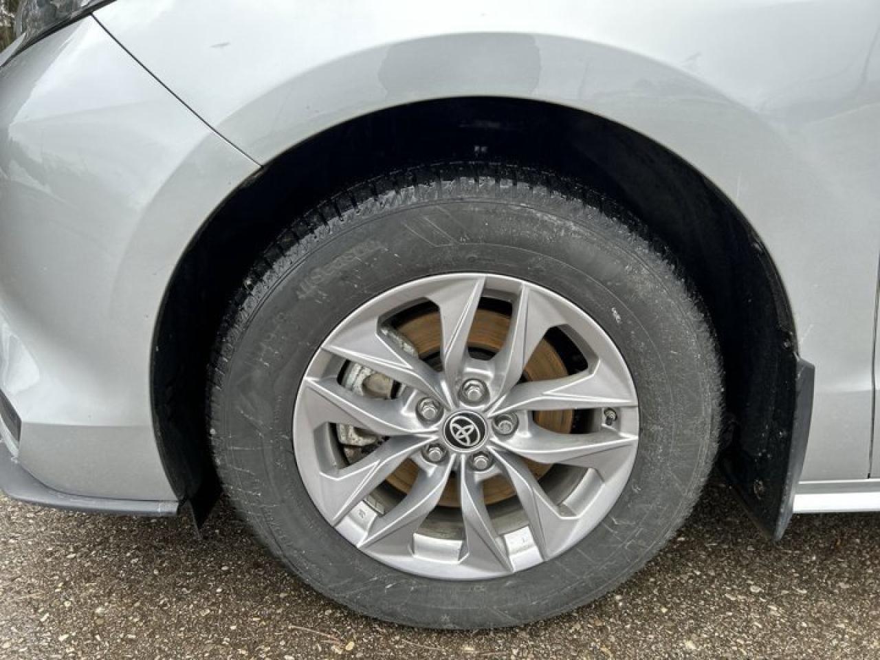 2025 Toyota Sienna XLE | Sunroof | Heated Seats | Leather Seats Photo