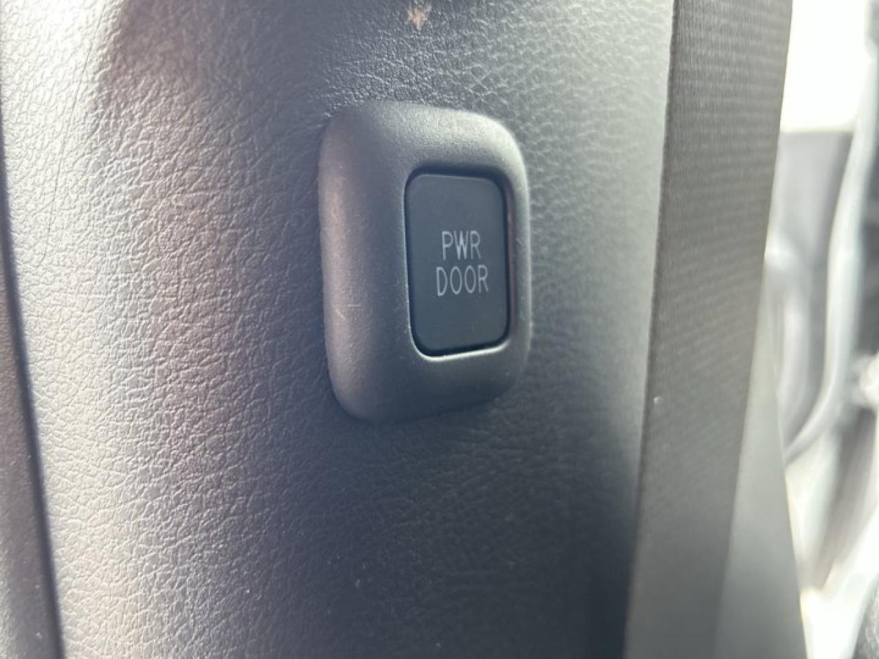 2025 Toyota Sienna XLE | Sunroof | Heated Seats | Leather Seats Photo